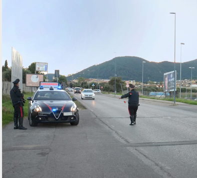 Villacidro, tenta di disfarsi di un pacco postale lanciandolo in un autocompattatore: all’interno ketamina e anfetamina