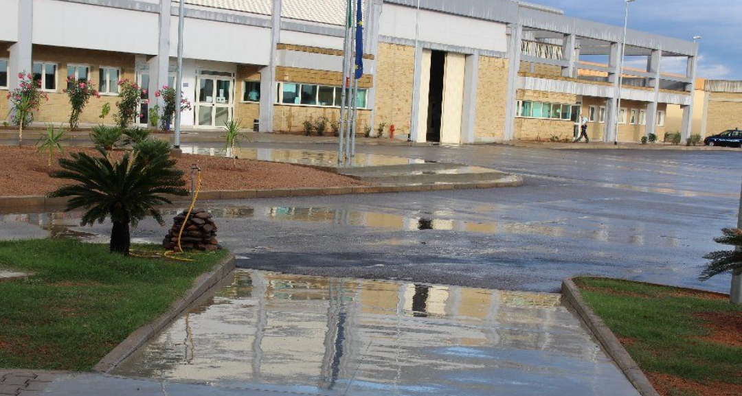 Porta la droga per il compagno rinchiuso a Uta ma il piano fallisce, una donna denunciata