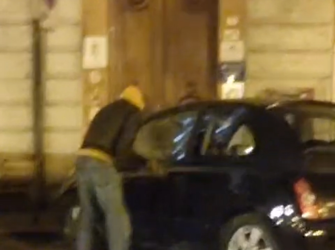 Degrado a Cagliari, balordo con la mascherina cerca di forzare le auto in piazza del Carmine