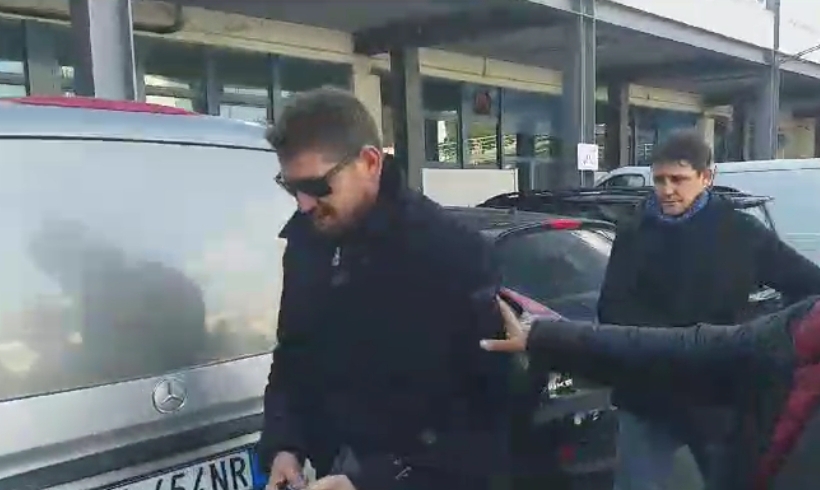 Nicola e Mauro Riva, l’arrivo silenzioso e commosso da papà Gigi al Brotzu (VIDEO)