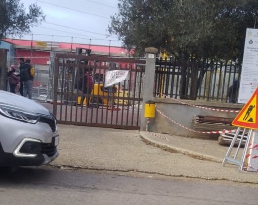 Crolla l’intonaco del soffitto della scuola, alunni tutti a casa a Samassi