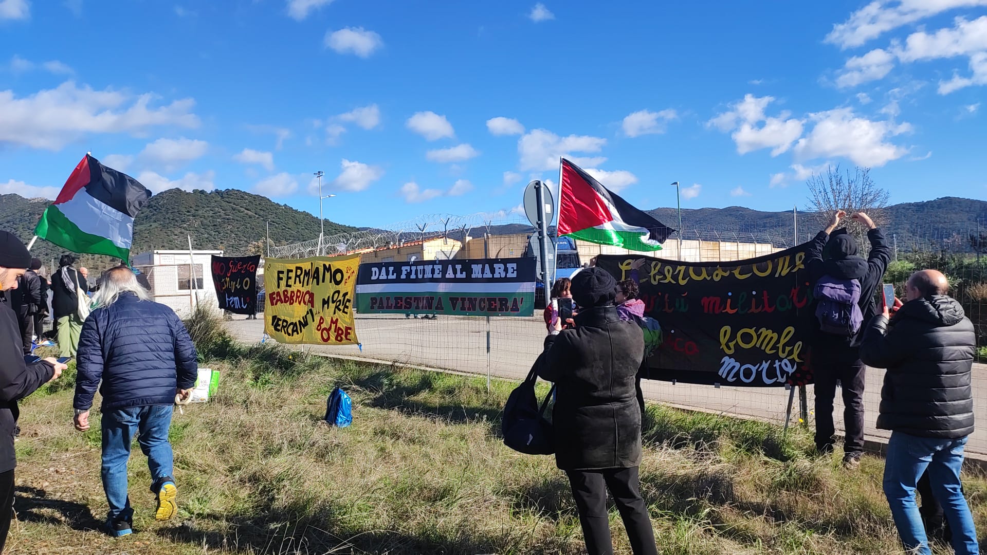 Domusnovas, protesta davanti alla fabbrica delle armi: “Stop al genocidio dei palestinesi a Gaza”
