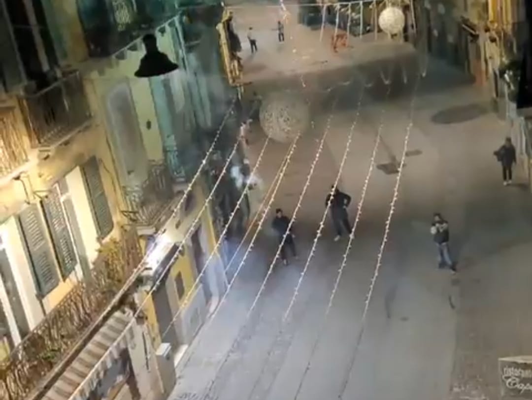 Cagliari, cafoni scatenati nel Corso: fuochi d’artificio nel cuore della notte