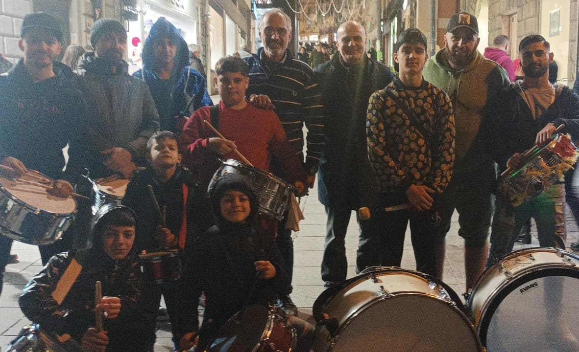 Shopping e carnevale a Cagliari: maschere e rulli di tamburi in via Manno e via Garibaldi