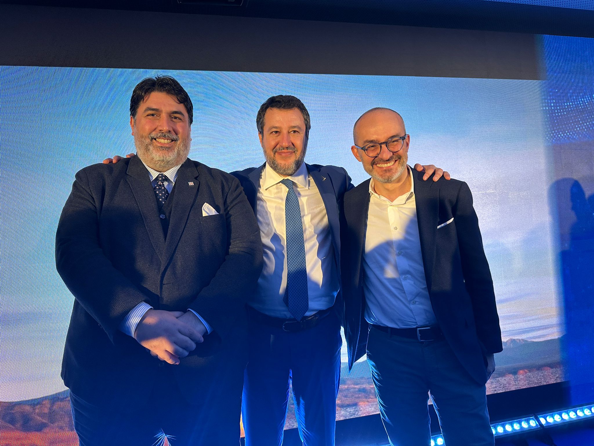 Salvini a Cagliari: “Dieci miliardi per la Sardegna, viva Truzzu e Solinas”