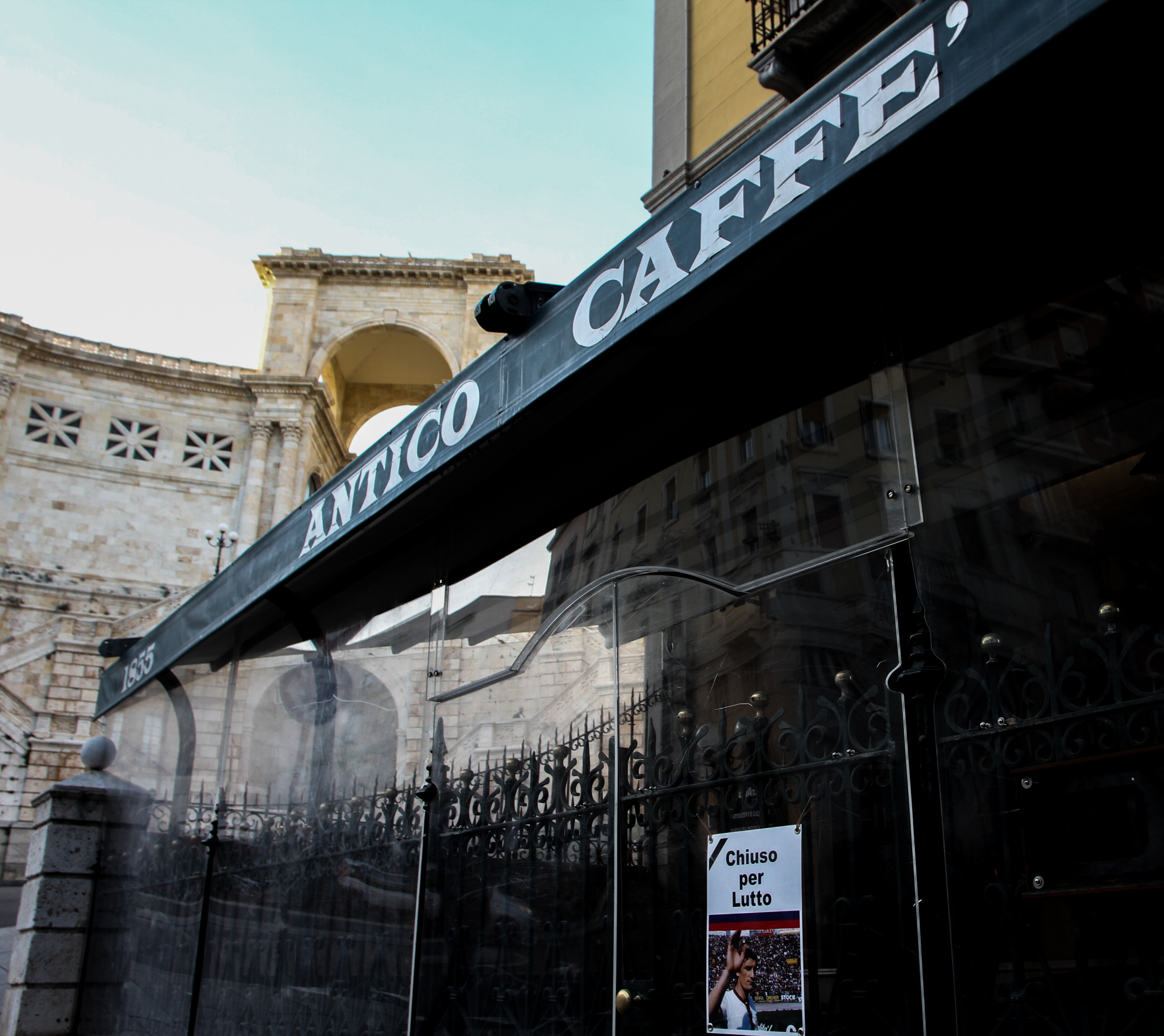 Cagliari, tantissimi negozi della città chiusi per lutto per l’addio a Gigi Riva: “Un’ora di buio”