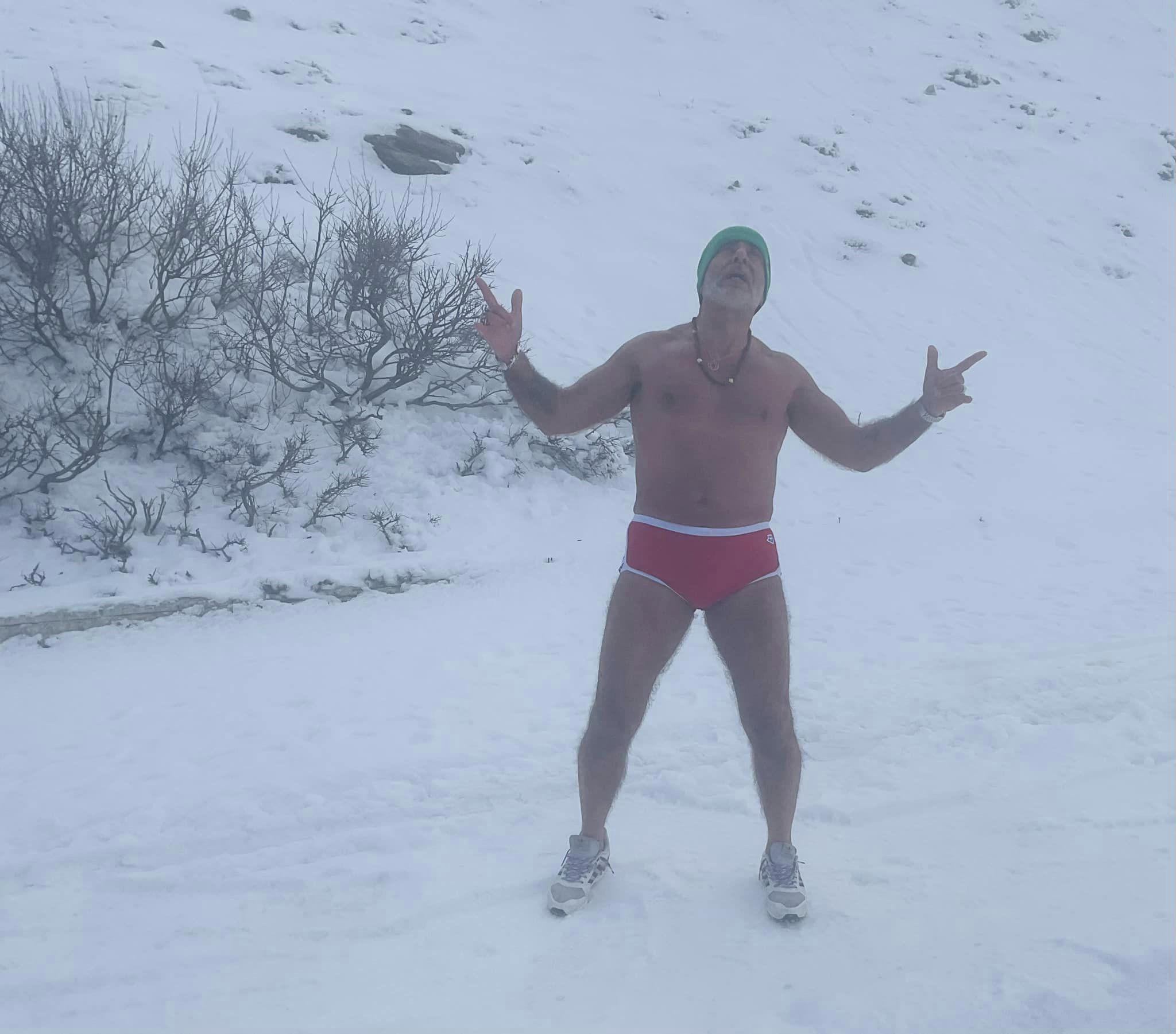 Passeggia in costume da bagno tra la neve del Bruncu Spina, l’ultima impresa di Antonello Unida