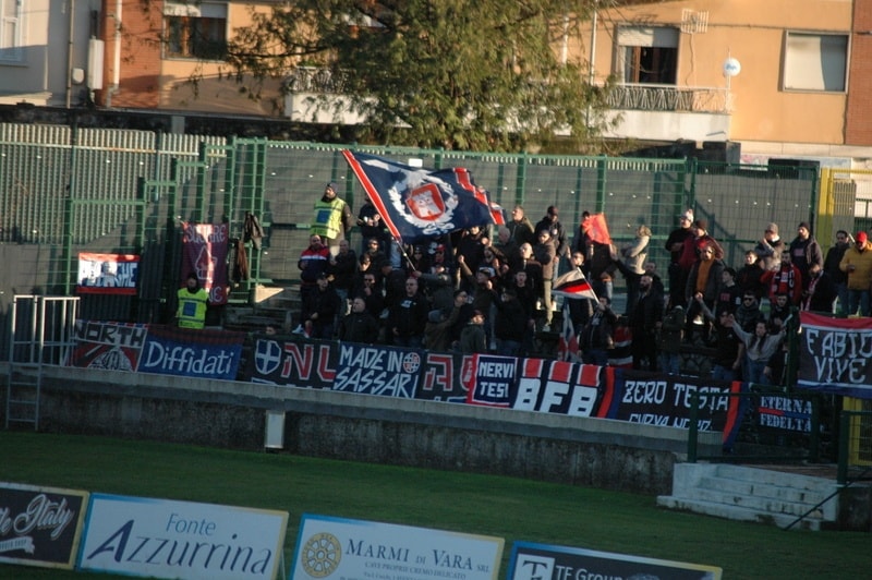 “Rispetto per l’uomo Gigi Riva ma non per la squadra”, no allo striscione e i torresini lasciano lo stadio