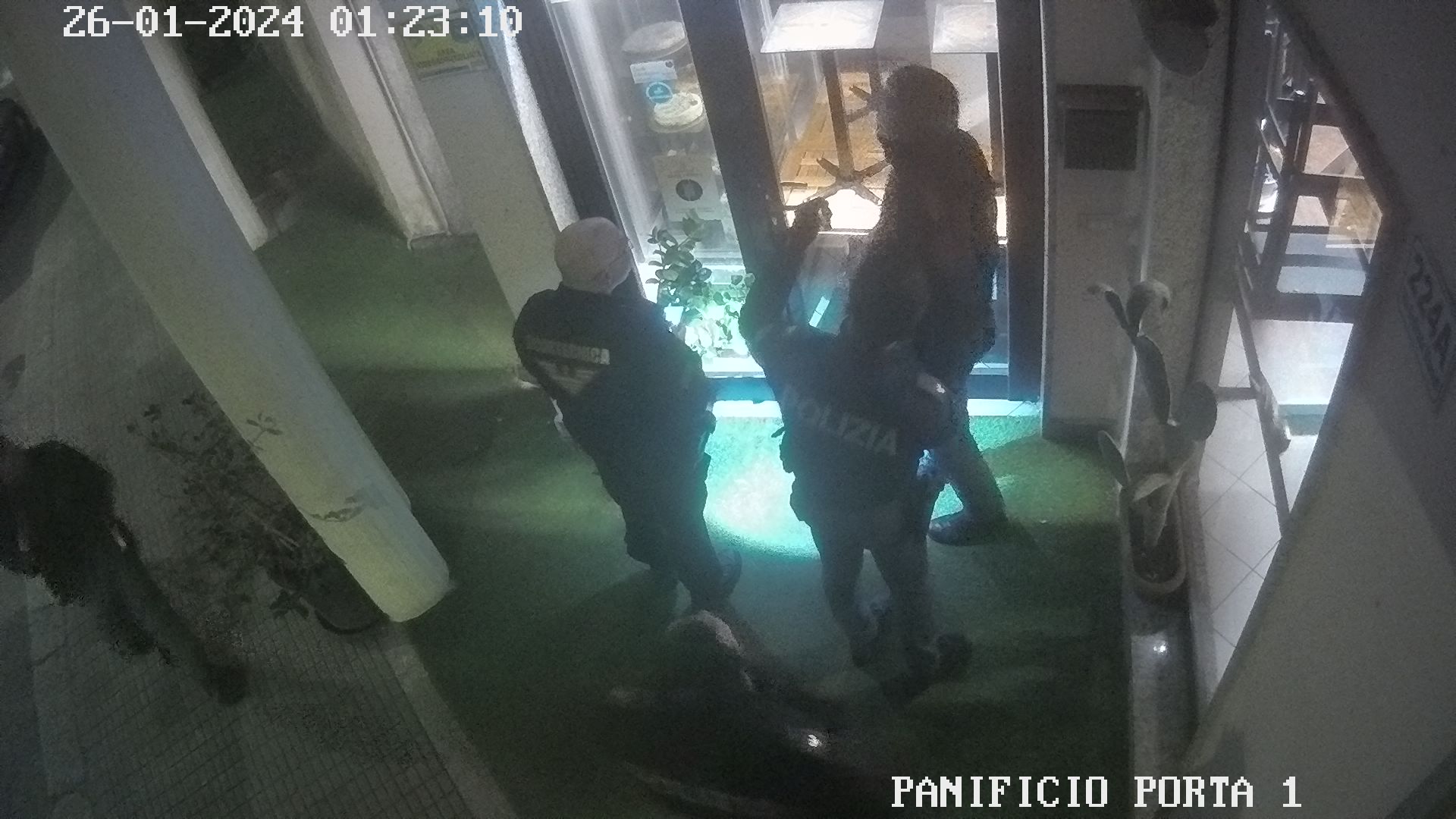 Tentano di svaligiare un panificio a Cagliari, due ladri in fuga a mani vuote