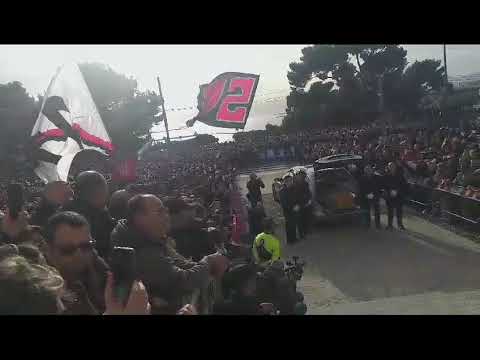 Cori e sciarpe al vento per l’arrivo di Gigi Riva a Bonaria (VIDEO)