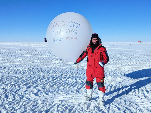 Gigi Riva omaggiato anche al Polo Sud, maxi dedica scritta su un pallone aerostatico