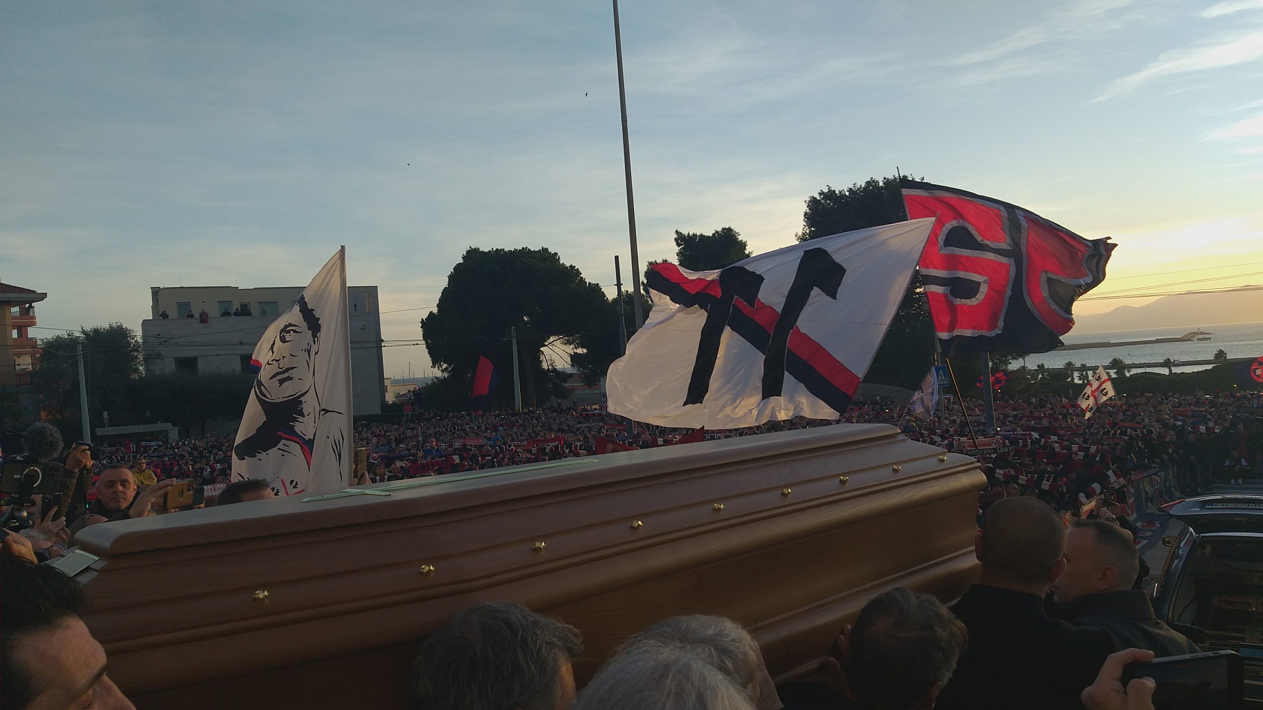 Cagliari, l’ultimo abbraccio di un popolo al “campione per sempre”: lacrime e cori per Gigi Riva