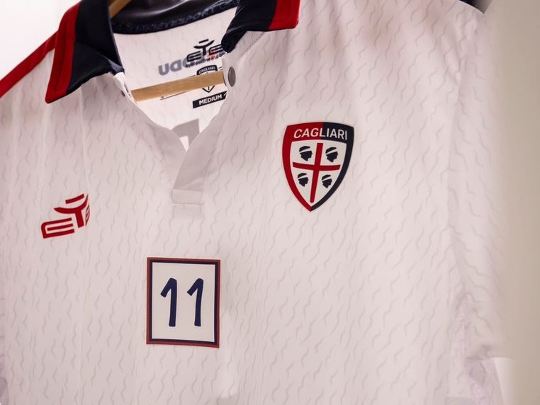 Tributo a Gigi Riva: il Cagliari in campo col numero 11 sul petto