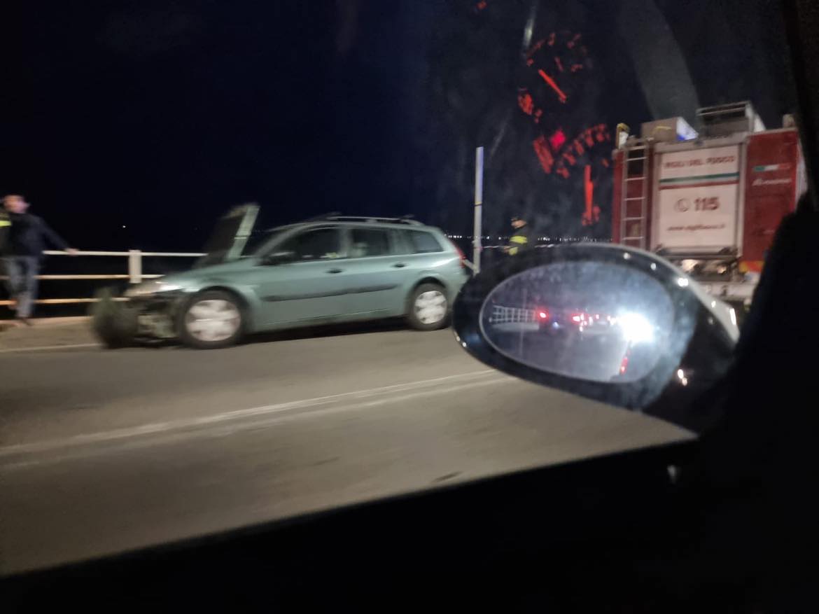 Margine Rosso, bruttissimo incidente nei pressi dell’ex Trocadero: ringhiera sradicata, vigili in azione