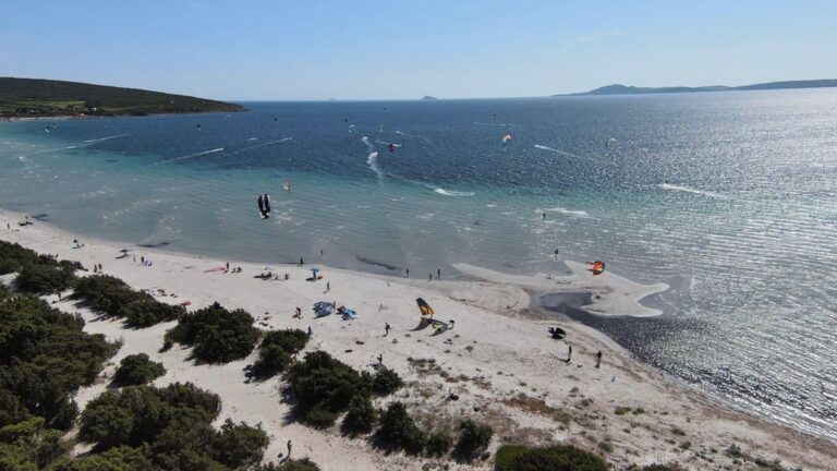 Sfrecciano con le moto da cross sulle dune protette: multati due centauri a Masainas