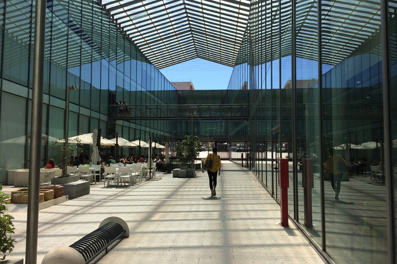 Cagliari, transenne del Comune usate per selezionare la clientela: “7 Vizi” chiuso per 8 giorni