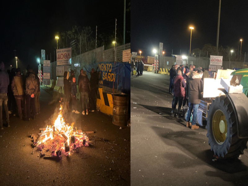 Cagliari, agricoltori e allevatori in trincea dormono al porto: “Lottiamo per il nostro futuro”