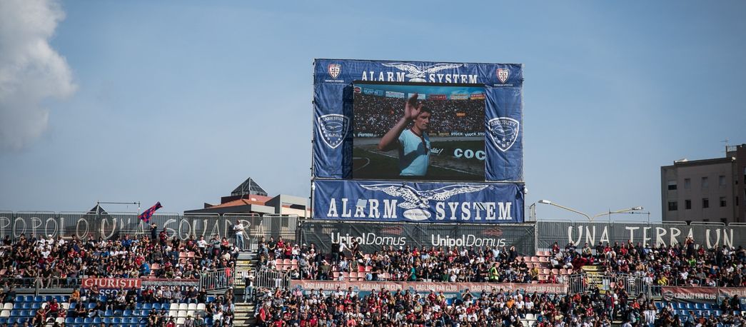 Il numero 11 sul petto dei giocatori, musica speciale e i gol del Mito: Cagliari in campo per Gigi Riva