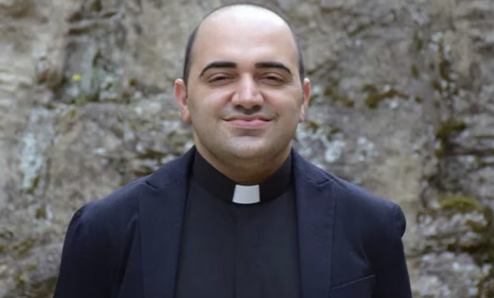 Picchiano il parroco alla fine della messa: prete portato in ospedale