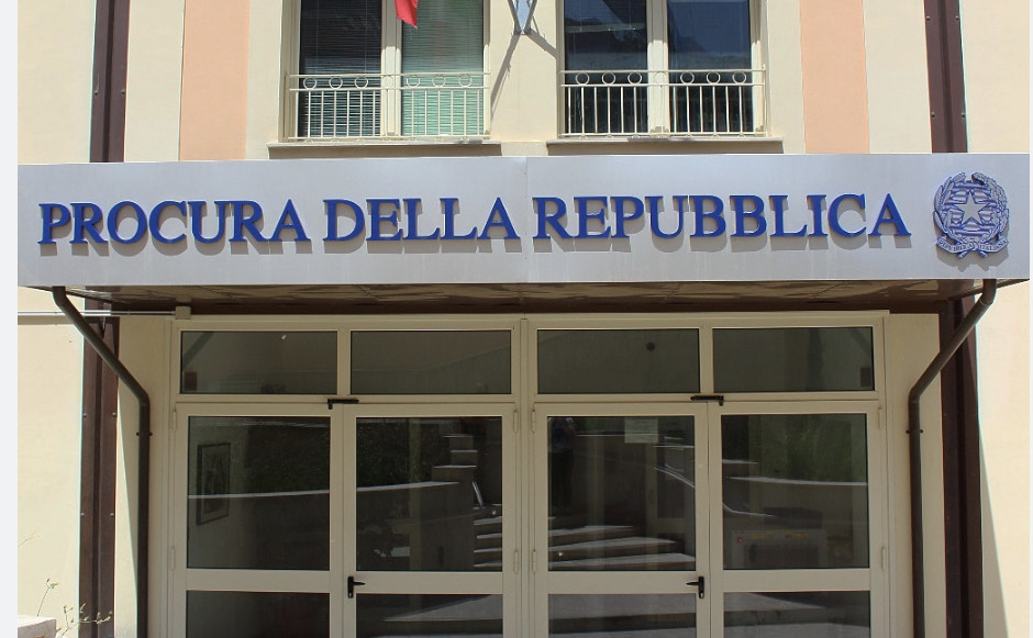 Porta la moglie morta in ospedale dicendo che è caduta dalla scale, si sospetta un femminicidio