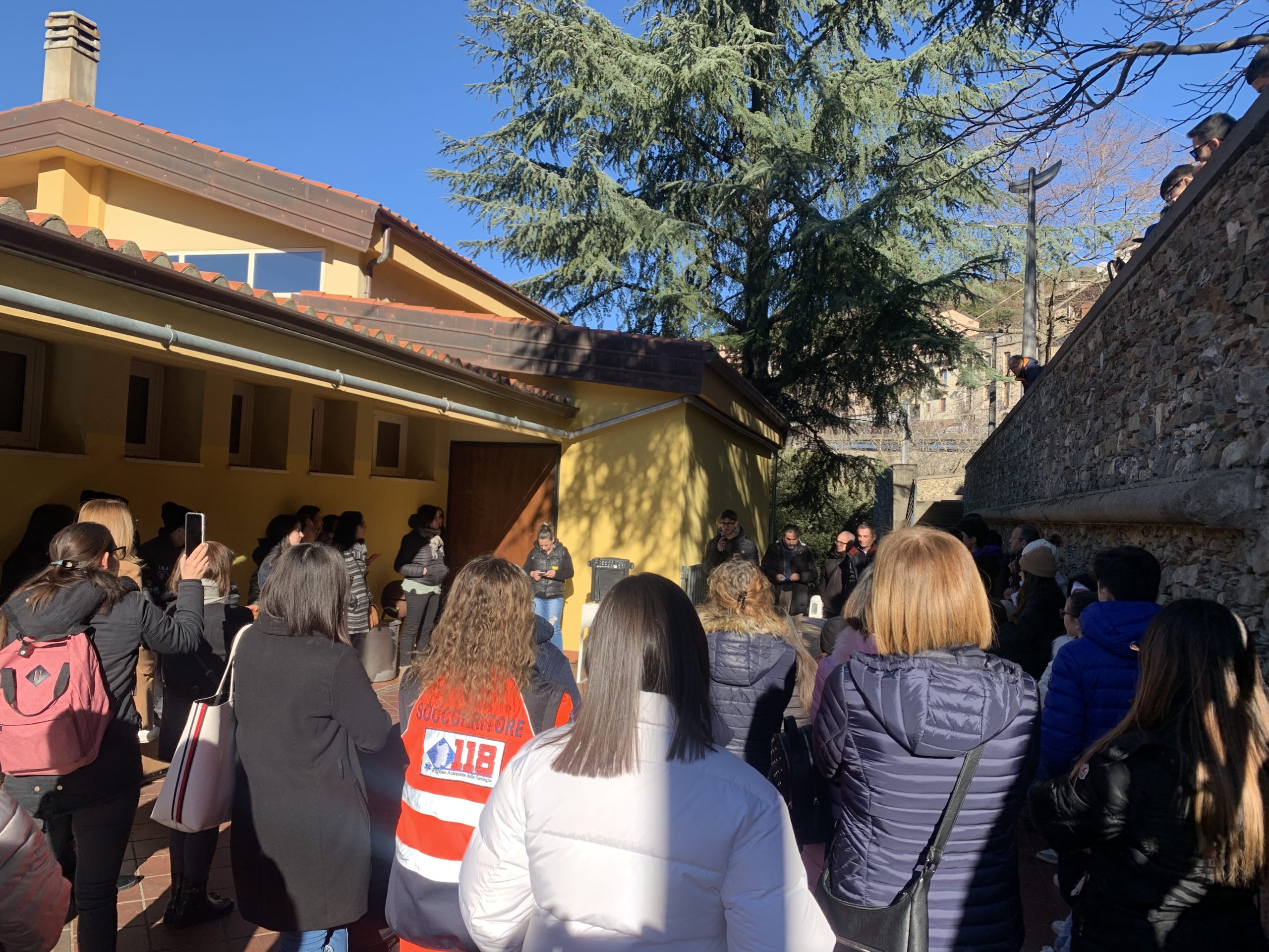 Seui in piazza per difendere la scuola, la comunità insorge: “Giù le mani dalle nostre classi”