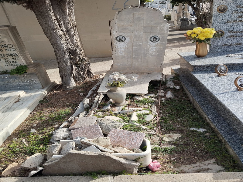 Sfregio a Pirri, la tomba di Vincenzina Murgia e del marito distrutta: “Grande tristezza”