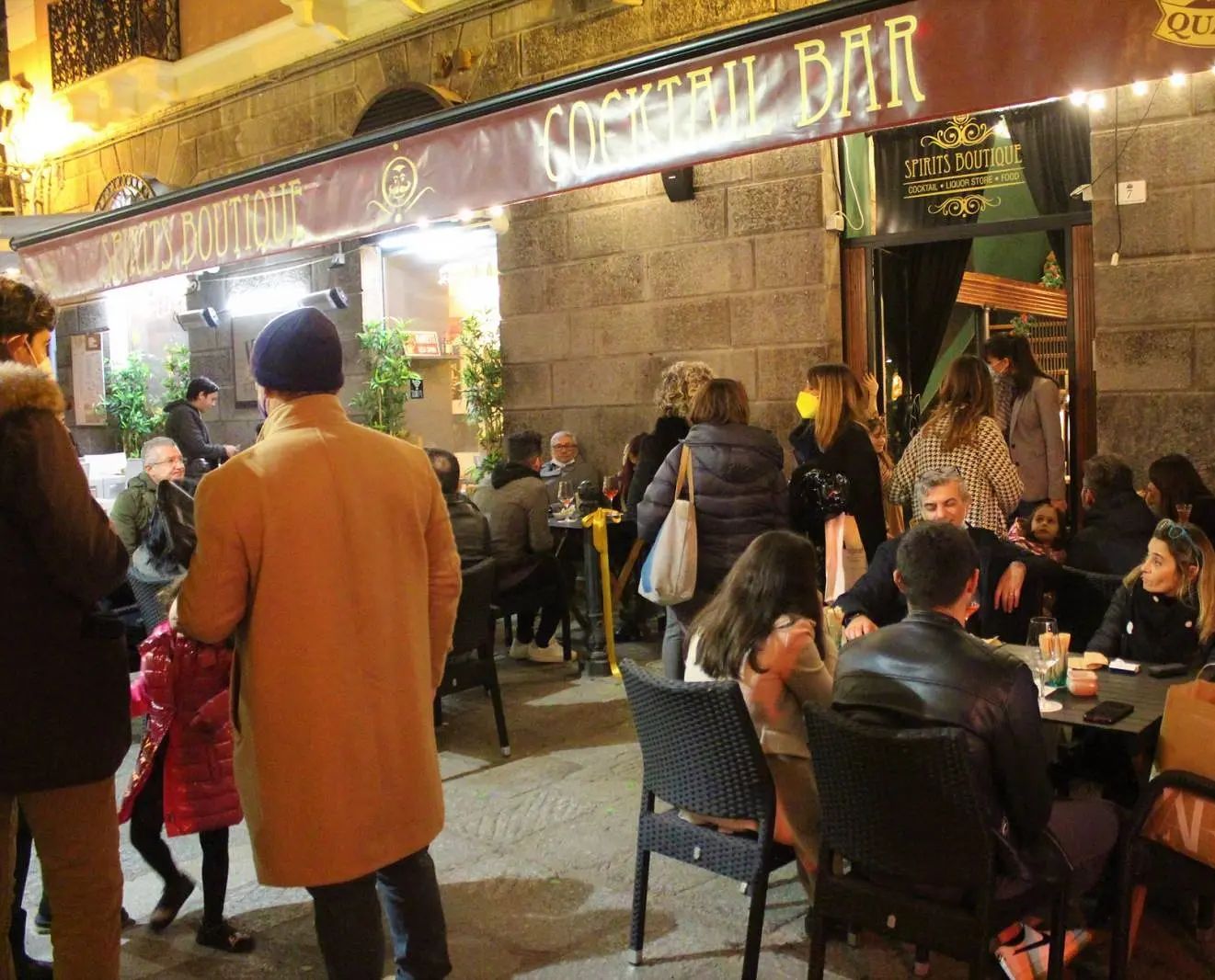 Musica all’esterno senza permesso e tavolini abusivi: il Comune colpisce quattro locali a Cagliari