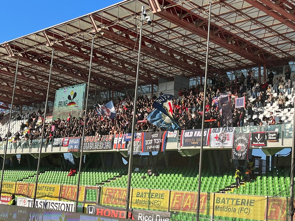 Vergogna a Carrara: i tifosi della Torres abbandonano lo stadio durante il minuto di silenzio per Gigi Riva