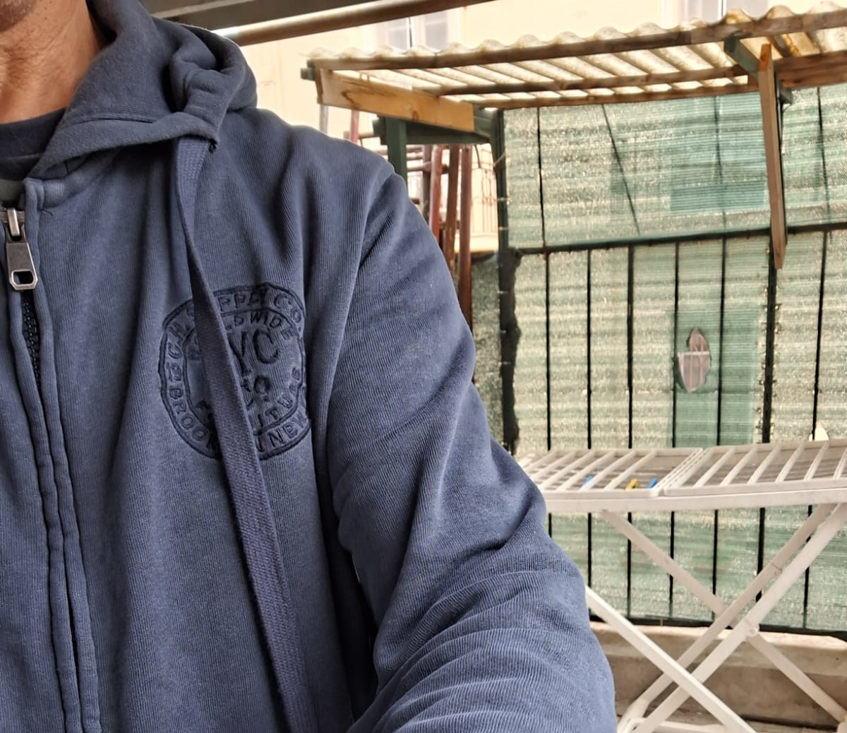 Cagliari, invalido 58enne vive in venti metri quadri: “Prigioniero tra ponteggi e ferito dai calcinacci”