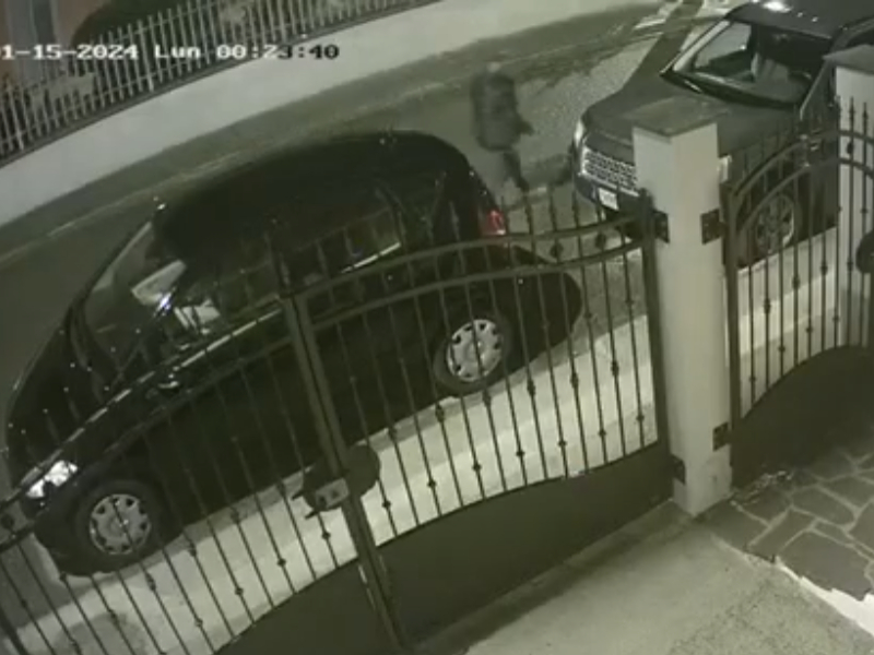 Decine di gomme delle auto squarciate, balordo col coltello scatenato a San Gavino Monreale