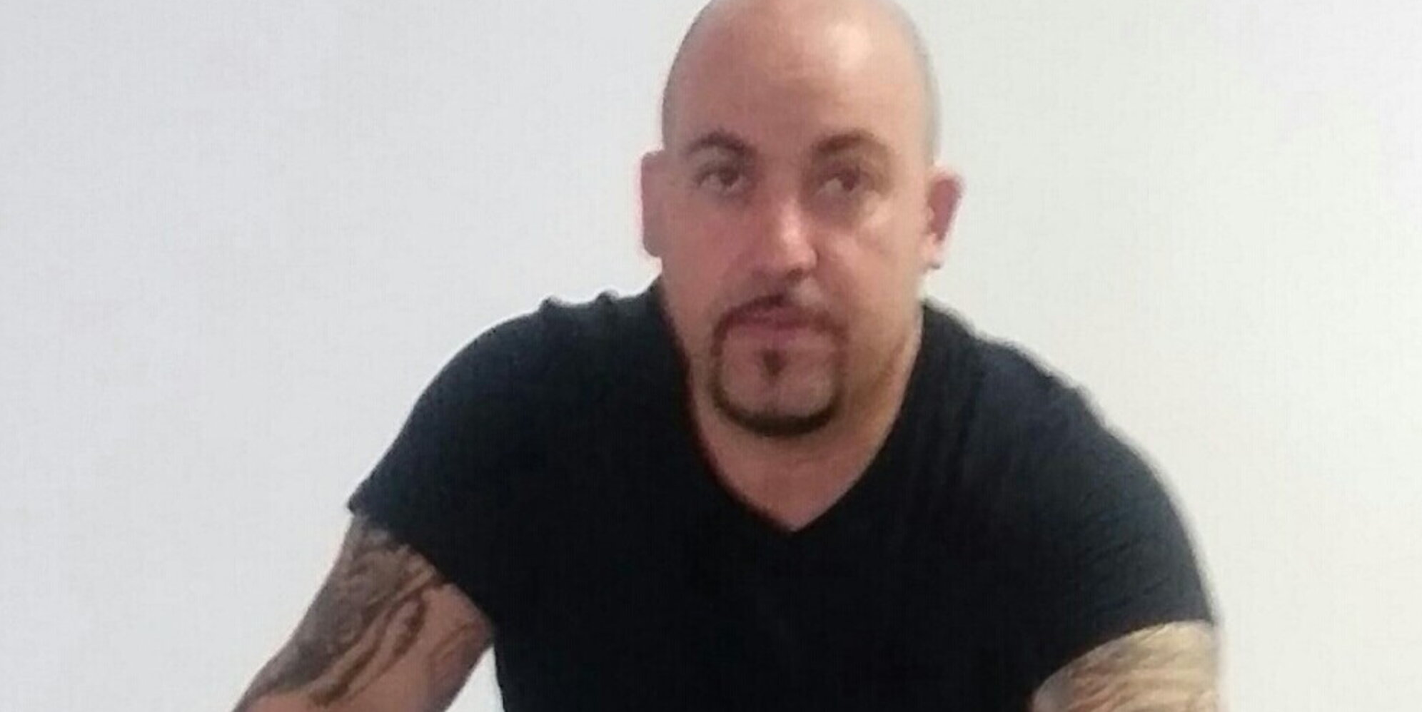 Bruciato vivo dal vicino di casa a Olbia, l’imputato diserta l’aula e scoppia il caos: è guerra sulla perizia psichiatrica