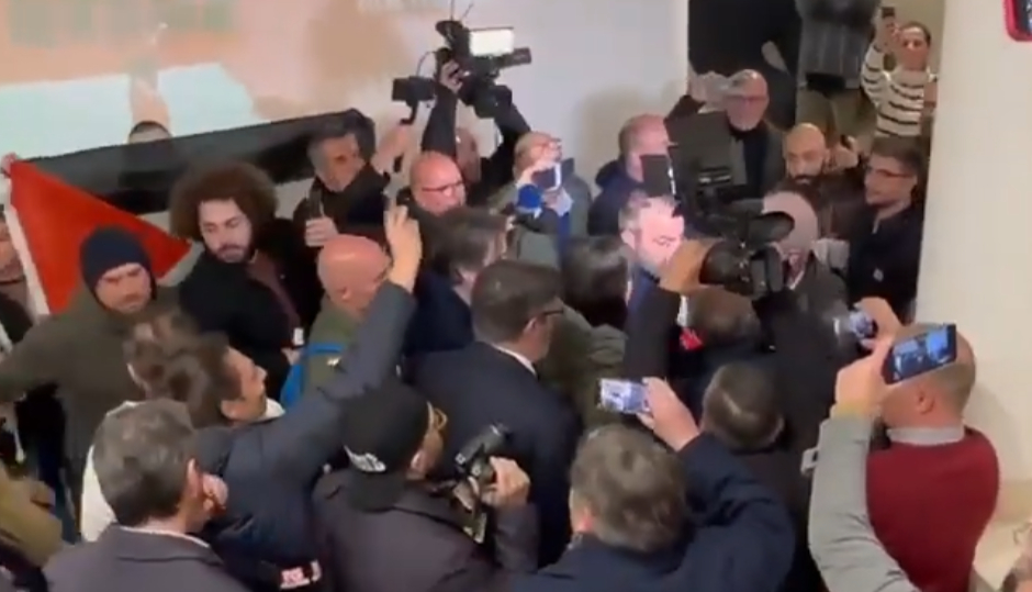 Cagliari, sostenitori della Palestina manifestano all’arrivo di Elly Schlein: lei si rifugia sul palco