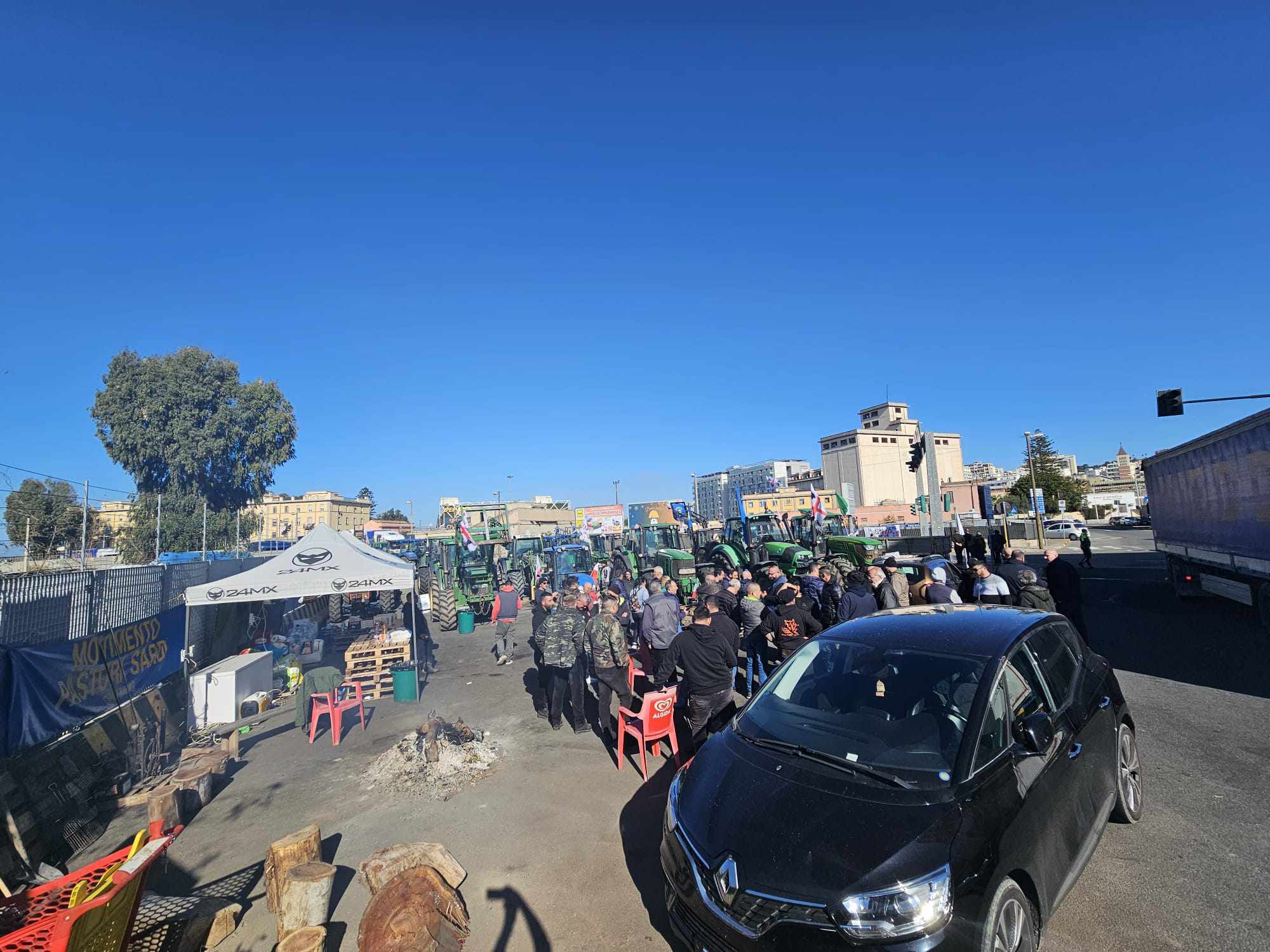Cagliari, al porto arrivano i rinforzi: gli autotrasportatori in trincea con i pastori e gli allevatori