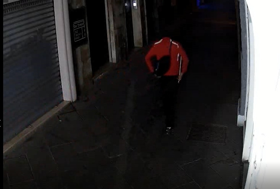 Cagliari, non c’è pace alla Marina: un giovane armato di grimaldello cerca di svaligiare un panificio