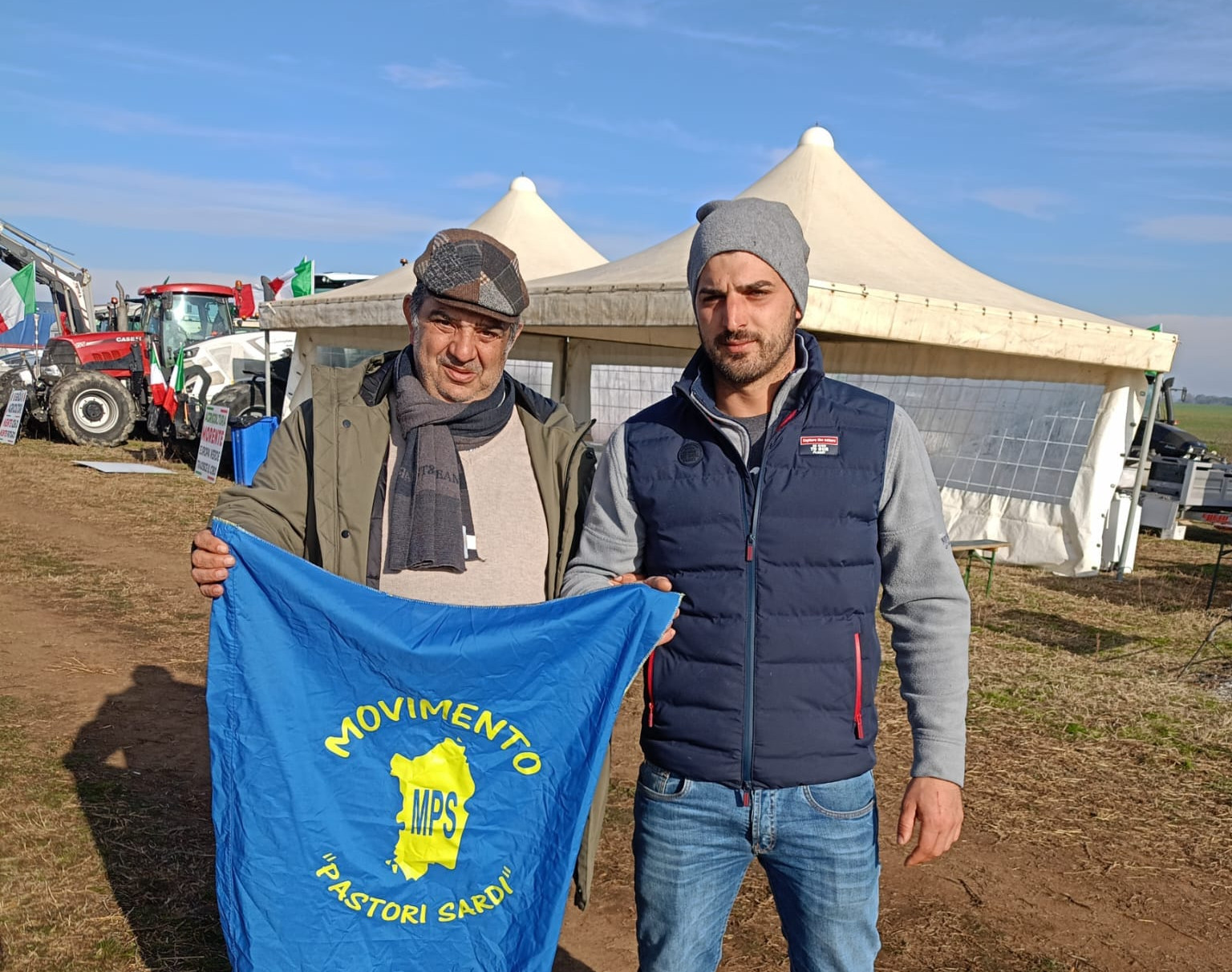 Agricoltori e pastori sardi in rivolta, primi arrivi a Roma: “Venerdì protesteremo in corteo contro l’Europa”