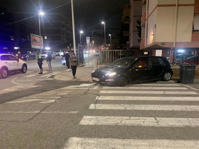 Ennesimo schianto tra via Corsica e via Curie a Cagliari: “Una delle due auto è volata sul marciapiede”