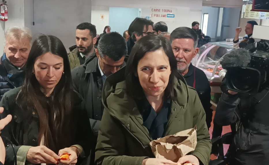 Cagliari, Elly Schlein rimproverata da un’anziana: “Vada anche lei a lavorare per 500 euro al mese” (VIDEO)