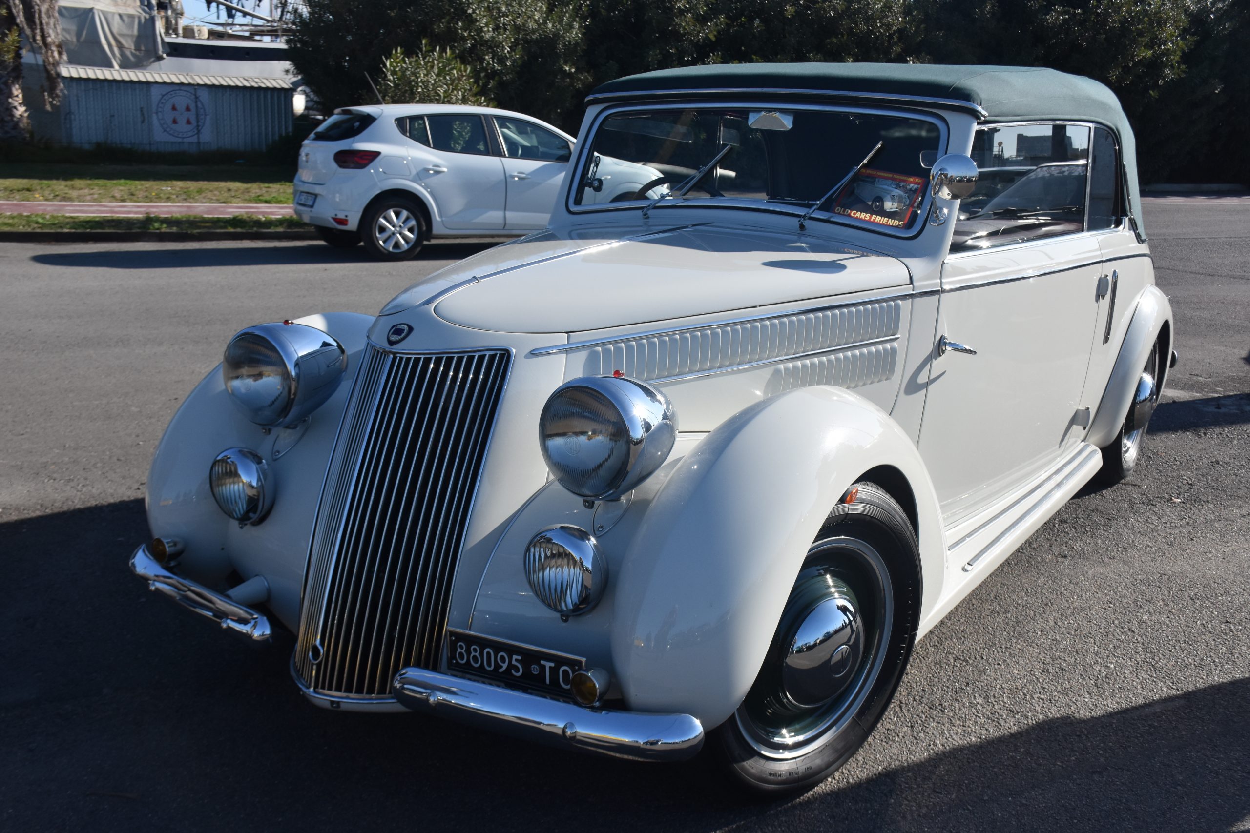 Cagliari, auto d’epoca in passerella al molo di Su Siccu -VIDEO