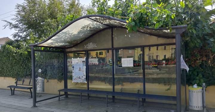 Sardara, le pensiline dei bus appena ripulite sono già state imbrattate