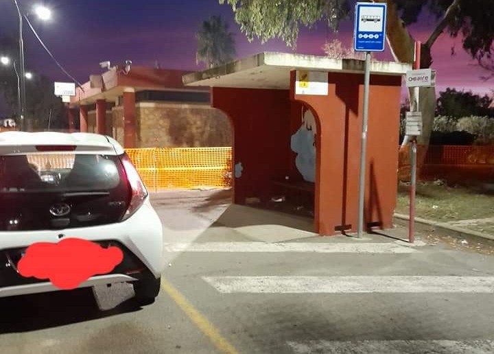 Capoterra, auto in sosta davanti alla fermata del bus o nei parcheggi per disabili