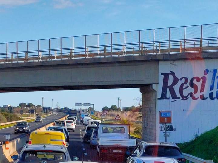 Giorgia Meloni alla Fiera, i trattori bloccano l’ingresso del porto: traffico in tilt a Cagliari