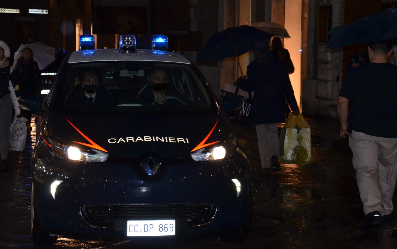 Cerca di forzare un distributore automatico con uno scalpello: 30enne arrestato a Decimomannu