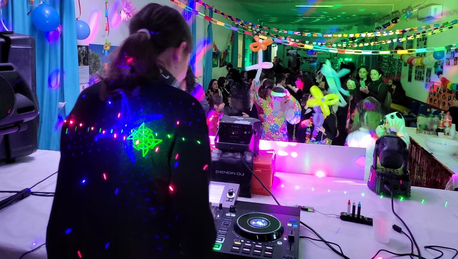 Calasetta, alla consolle disco dance anni’ 80 e ’90 la giovanissima Michelle di 12 anni