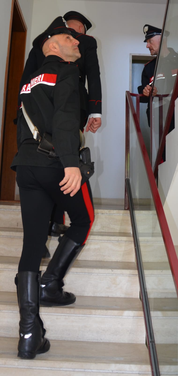 Entra in casa nonostante il divieto e aggredisce i genitori: arrestato a Villa San Pietro