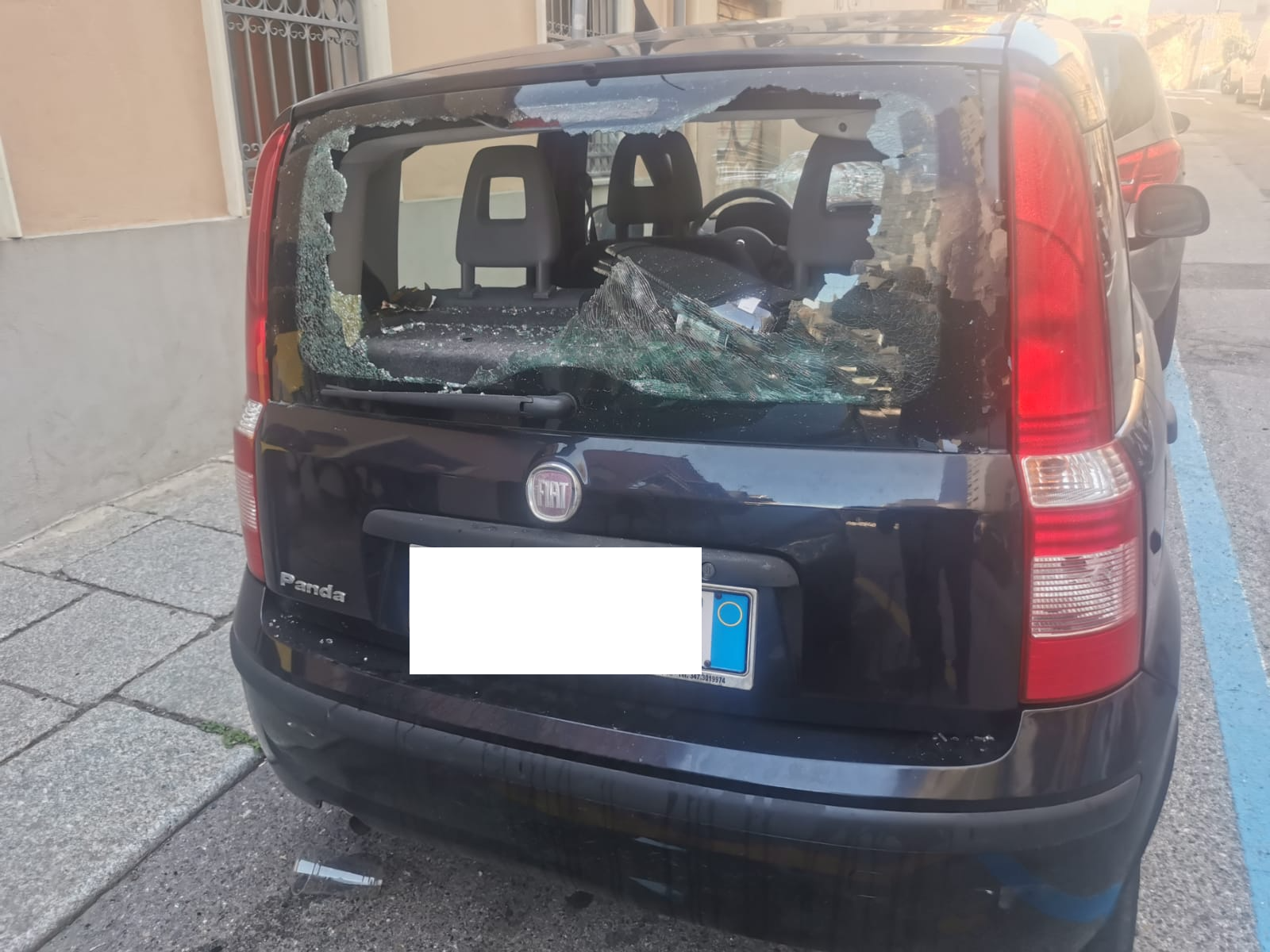 Malamovida a Cagliari, vandali ubriachi e scatenati a Stampace: auto devastata a bottigliate in via Caprera