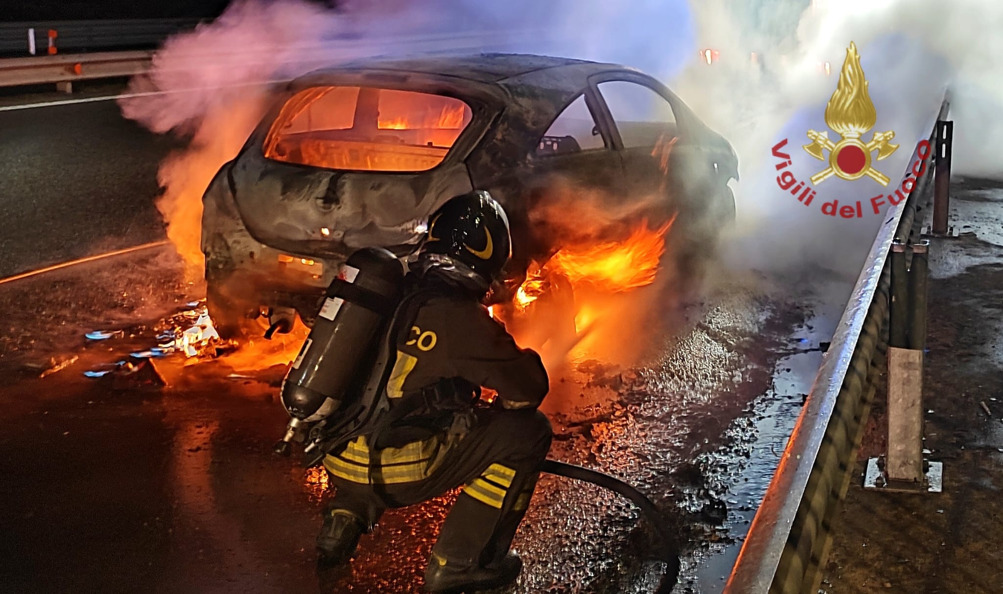 Auto in fiamme a Cagliari, notte di lavoro per i vigili del fuoco