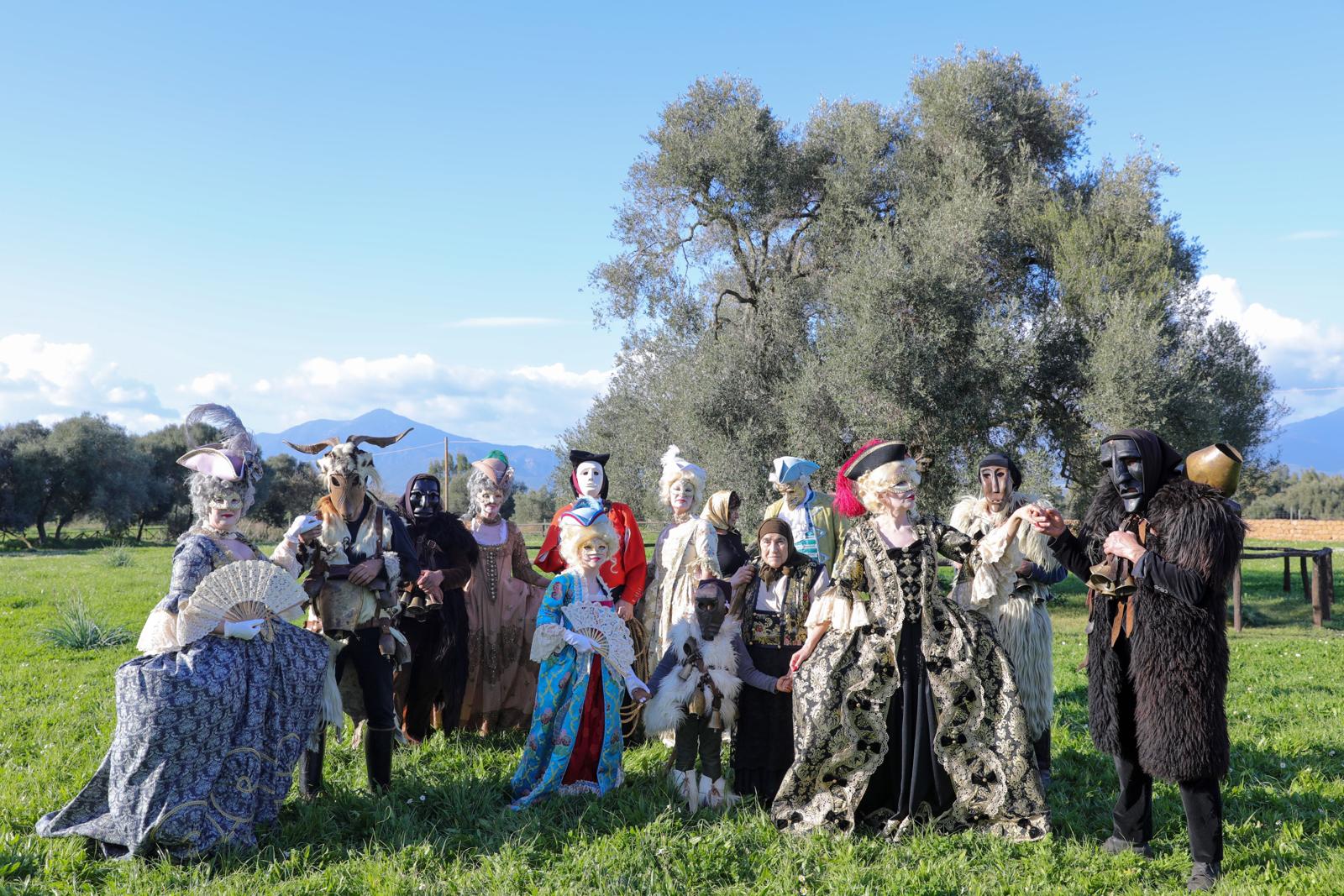 Sfilata con maschere veneziane e Mamuthones: migliaia di persone in piazza a Villamassargia