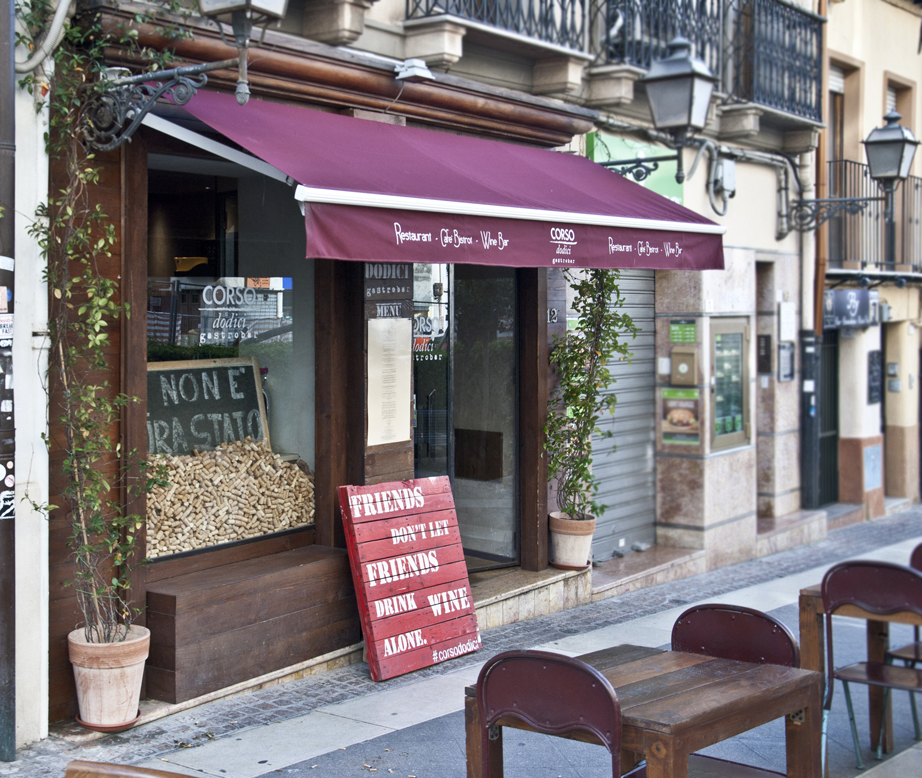 Musica diffusa all’esterno e stangata al “Corso 12” a Cagliari: niente tavolini per un mese