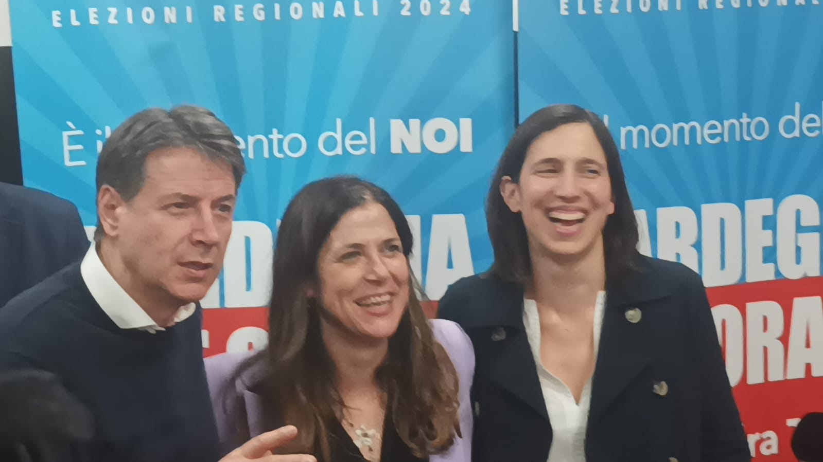 Sardegna, Conte e Schlein incoronano Alessandra Todde, prima donna governatrice: “Soru? Ahahahah”