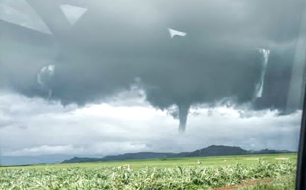 Serrenti, una nube a imbuto dà spettacolo nel cielo carico di pioggia